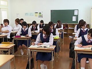 Sınıfın önünde parmaklanma - japanstiniest