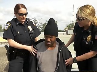 Interracial Sexo A 3 envolve policiais de Excitada com um enorme Negras Caralhos que não podem parar a Cavalgar.