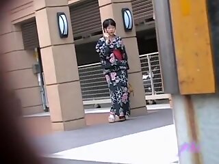 Čierno-vlasá malá gejša sa blýska prsiami, keď jej niekto natiahne outfit