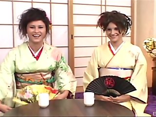 Heißer Gruppensex mit ungezogener japanischer Bräute Sakura Scott & Sayuri