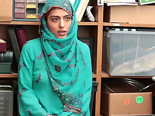 Remaja Hot Tertangkap Hijab-Mengenakan ABG Arab dilecehkan karena mencuri