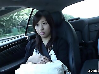 La brune japonaise Karin Asahi suce une bite dans la voiture non censurée.